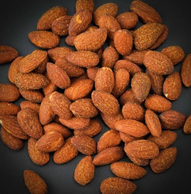 لوز بني وسط مدخن